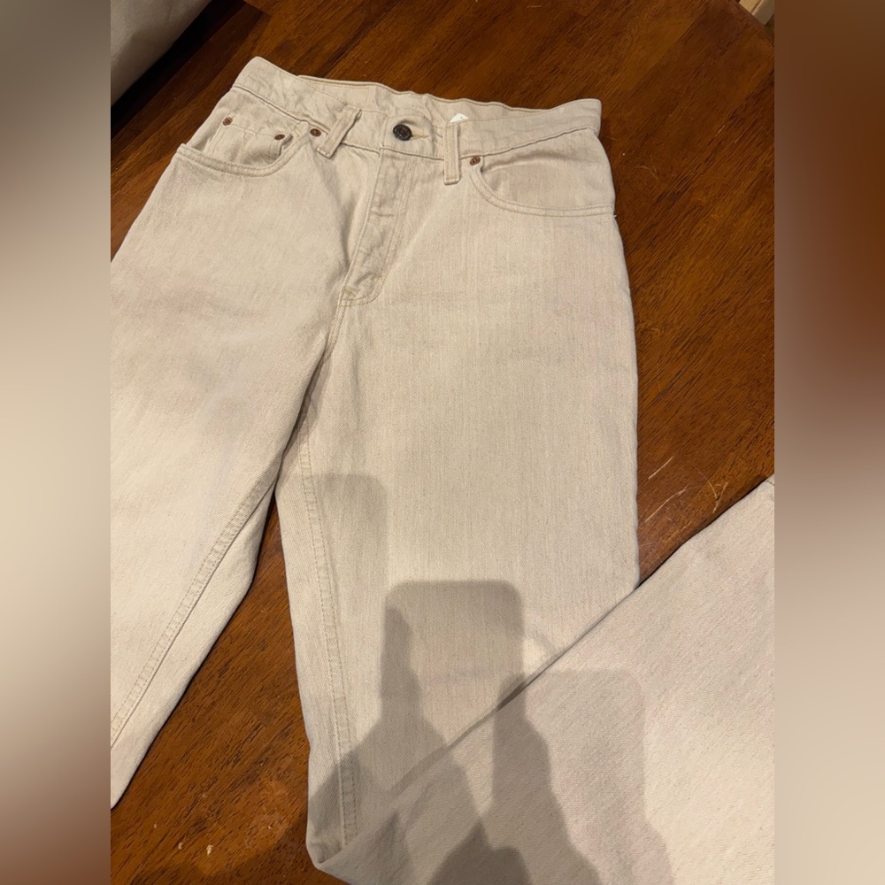 Womens Vintage Levis 550 Cream Jeans. Size 7 ( modern day 4) 
Perfect condition